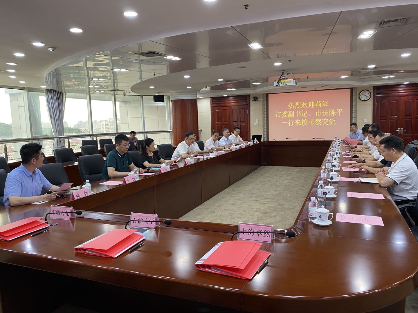上海EMC易倍体育、东明石化、中国石油大学三方签订《原油催化裂解制乙烯丙烯（UPC）技术工业试验与推广许可协议》